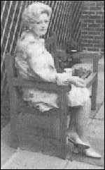 Muriel Jakubait (Georgie Ellis)