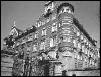 Scotland Yard (Dr. Tsukasa Kobayashi/Akane Higushiyama)