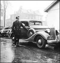 Policeman with getaway car in PA (CORBIS)