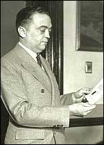 J. Edgar Hoover with award for capture of Karpis, 1936 (CORBIS)