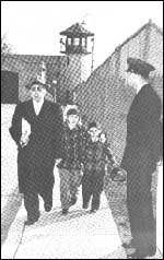 Bloch with Rosenberg children, Sing-Sing (UPI)